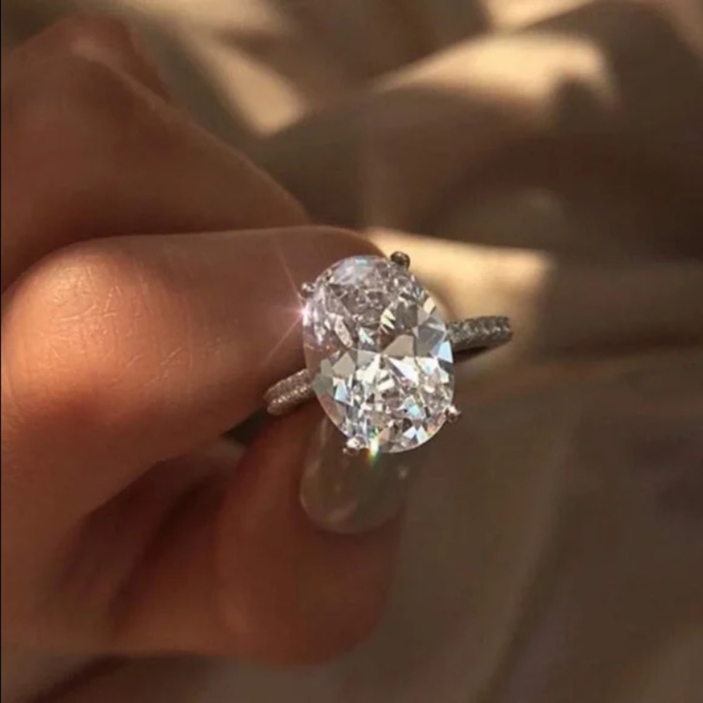 GORGEOUS Oval Cut Diamond Engagement Ring
